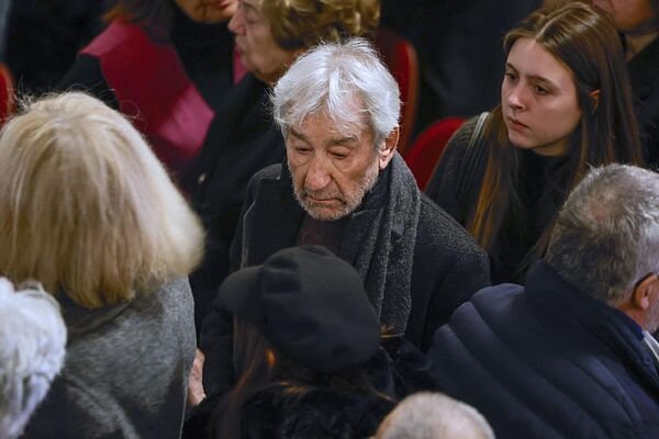 Y las chicas Almodóvar lloraron a Marisa Paredes a las puertas de su casa: «Se ha ido nuestra brújula. Es una reina»