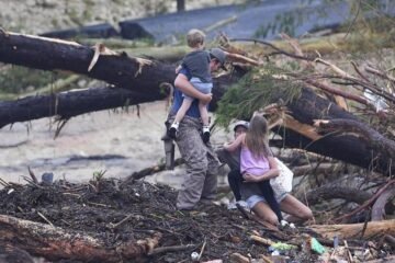 Las inundaciones en Texas dejan al menos 27 muertos, entre ellos nueve niños, y decenas de desaparecidos