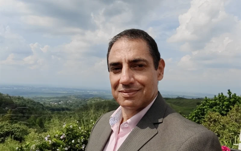 Víctor Hugo Becerra Hermida debuta con Compersión, una novela que redefine el amor desde la conciencia y la libertad