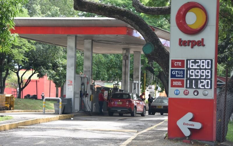 En febrero, la gasolina bajará $300