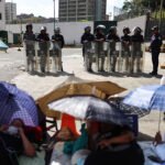 Las 17 excarcelaciones de la madrugada no conforman a las madres: sigue la huelga de hambre