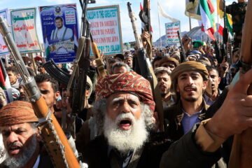 Los hutíes entran en la espiral de ataques contra Israel  y no descartan cerrar el Estrecho de Bab el Mandeb