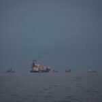 Cuatro buques vinculados a Irán cruzan el estrecho de Ormuz pese al bloqueo impuesto por Trump