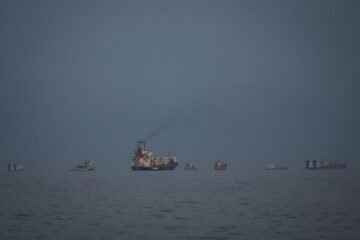 Cuatro buques vinculados a Irán cruzan el estrecho de Ormuz pese al bloqueo impuesto por Trump