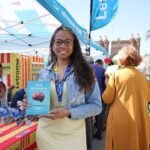Sant Jordi da voz a la diversidad en la literatura, Rebeca Matos C presenta “Vivir la neurodivergencia” en una jornada llena de emoción y cultura