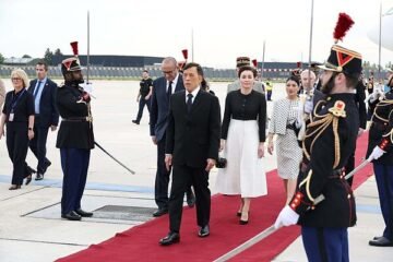 Macron extiende la alfombra roja al excéntrico rey Rama X de Tailandia, deseoso de venderle aviones de Airbus