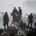EL MUNDO recorre en moto el corazón de la tragedia venezolana: «Ahí está mi nieta de 5 años, no sé si está viva o muerta»