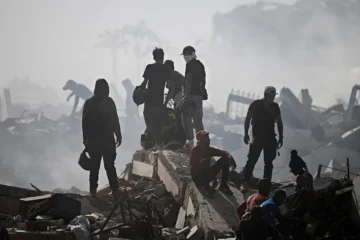 EL MUNDO recorre en moto el corazón de la tragedia venezolana: «Ahí está mi nieta de 5 años, no sé si está viva o muerta»
