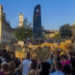 Las protestas en Ucrania contra la destitución del ministro de Defensa crecen pese a los esfuerzos de Zelenski