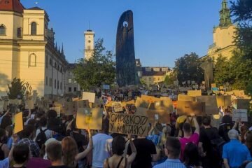 Las protestas en Ucrania contra la destitución del ministro de Defensa crecen pese a los esfuerzos de Zelenski