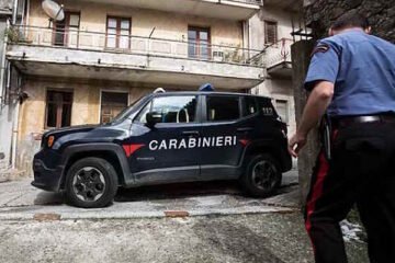 Muere un hombre mientras estaba esposado durante una detención policial en Italia