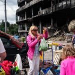 Los vecinos de Kiev que permanecen en su barrio cuando arrecian los proyectiles de Rusia: «Somos inamovibles»