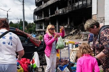 Los vecinos de Kiev que permanecen en su barrio cuando arrecian los proyectiles de Rusia: «Somos inamovibles»