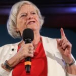 El asesino de la ex ministra británica Ann Widdecombe la golpeó 21 veces con un martillo, según el fiscal