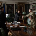 Del heroísmo a los algoritmos: Zelenski sustituye al veterano jefe del ejército por un reformista para intentar cerrar su mayor crisis interna