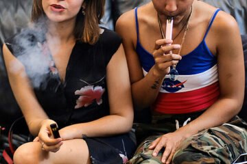 Dos policías acaban en el hospital tras manipular vapeadores de marihuana incautados en Irlanda