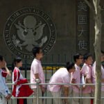 Los campamentos chinos donde preparan a los estudiantes que quieren ir a EEUU para las redadas del ICE, secuestros y ataques racistas