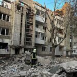 Una oleada de ataques rusos golpea Kiev, Dnipro y Leópolis dejando 13 muertos y moviliza a la aviación de Polonia