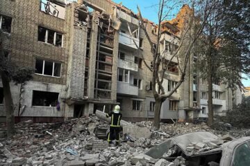 Una oleada de ataques rusos golpea Kiev, Dnipro y Leópolis dejando 13 muertos y moviliza a la aviación de Polonia