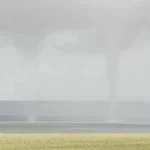 Graba un tornado doble simultáneo atravesando unos lagos y campos en Suecia