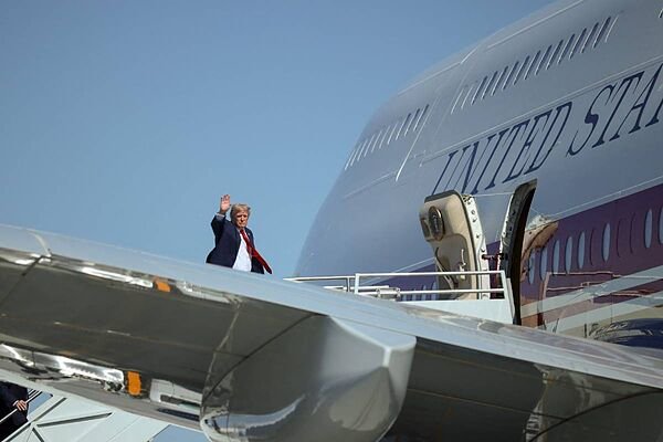 El helicóptero de Donald Trump ha tenido un acercamiento en vuelo con un avión comercial en Washington