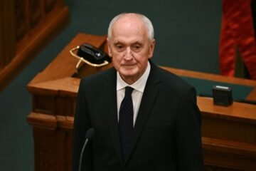 András Baka, un constitucionalista para presidir Hungría en la era post-Orban