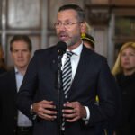 El ministro de Vivienda de Colombia en la cuerda floja por un viaje de fin de semana en plena tragedia por el terremoto
