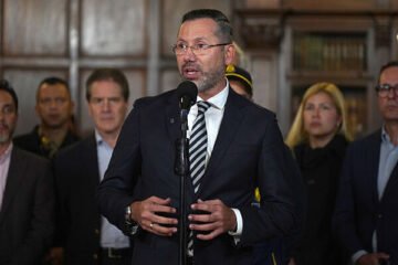 El ministro de Vivienda de Colombia en la cuerda floja por un viaje de fin de semana en plena tragedia por el terremoto