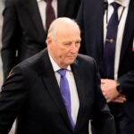 El príncipe Haakon de Noruega visita al rey Harald V en el hospital tras el empeoramiento de su estado de salud