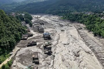 Al menos 160 muertos y 700 desaparecidos, muchos turistas, por una fuerte riada entre Nepal y el Tíbet: «Vi cómo las aguas se llevaban por delante ocho o nueve camiones»