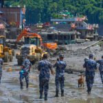 Las imágenes más impactantes de la riada que ha dejado cientos de muertos en la frontera de Nepal y el Tíbet