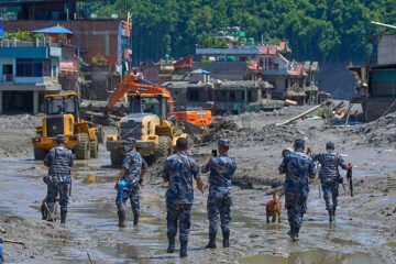 Las imágenes más impactantes de la riada que ha dejado cientos de muertos en la frontera de Nepal y el Tíbet