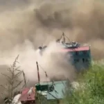 Momento en el que una riada repentina arrasa todo a su paso en Nepal