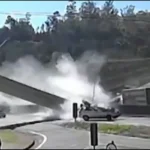 Dos muertos tras derribar un puente un camión con exceso de altura