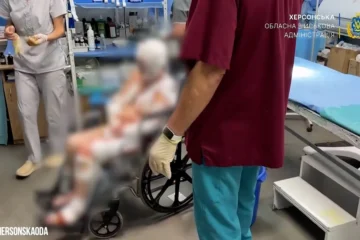 Cristales y sangre colman un minibús ucraniano alcanzado por un dron ruso