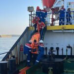 Indonesia localiza semihundido al barco naufragado que deja seis muertos y 129 desaparecidos