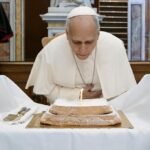 El papa, León XIV, celebra sus 71 años con un regalo para los empleados del Vaticano: revoca los recortes salariales del covid