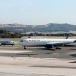 Un avión de Delta que despegó de Barcelona aterriza de emergencia en Oporto tras detectarse humo en la cabina