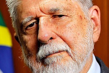 Celso Amorim, ex ministro de Exteriores: «Brasil es muy grande para ser controlado, pero los de Bolsonaro están siempre con la bandera de Estados Unidos»