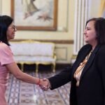 La oposición venezolana sale a la calle y Delcy Rodríguez les acusa de querer incendiar el país
