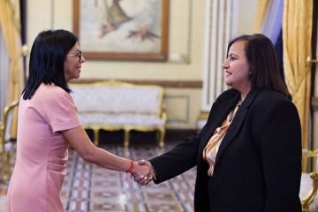 La oposición venezolana sale a la calle y Delcy Rodríguez les acusa de querer incendiar el país