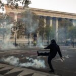 Los chalecos amarillos giran hacia la izquierda radical y desafían a Macron