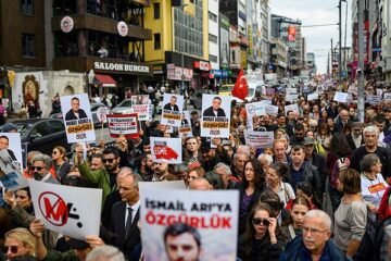Miles de periodistas protestan contra la «censura» de la prensa en Turquía