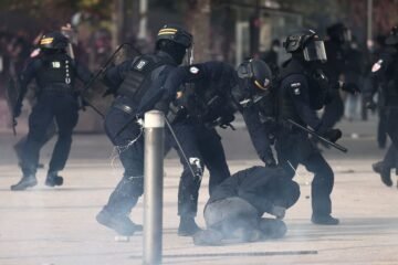Enfrentamientos entre la Policía y los manifestantes en Marsella: «Estamos aquí incluso si Macron no quiere»