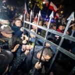El presidente polaco toma partido por la oposición a Tusk en la pugna por el control del Tribunal Constitucional que deja ya cuatro detenidos