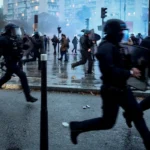 La policía dispara gases lacrimógenos durante los últimos enfrentamientos con manifestantes en París