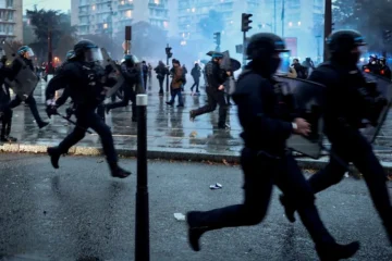 La policía dispara gases lacrimógenos durante los últimos enfrentamientos con manifestantes en París