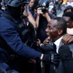 El alcalde de Saint-Denis pide una desescalada y culpa a Macron y su ministro del Interior: «Aún hay tiempo de evitar una catástrofe»
