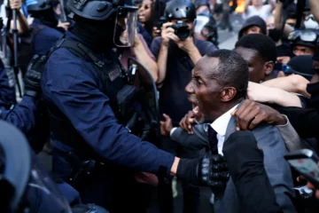 El alcalde de Saint-Denis pide una desescalada y culpa a Macron y su ministro del Interior: «Aún hay tiempo de evitar una catástrofe»