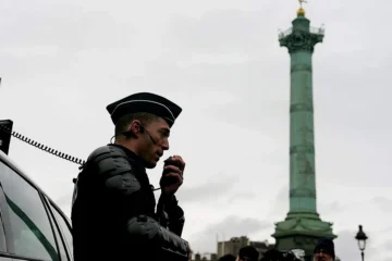 París se blinda ante una nueva jornada de protestas planchas de madera, verjas metálicas y un amplio dispositivo
